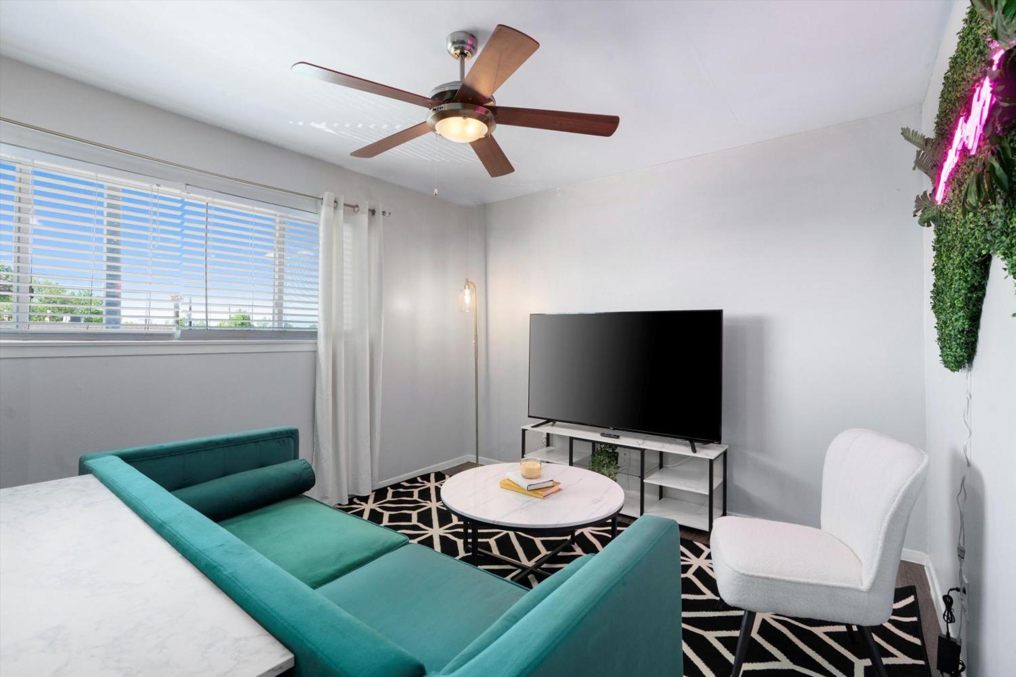 Mins 2 Downtown - King Bed - Private Stays Όστιν Εξωτερικό φωτογραφία